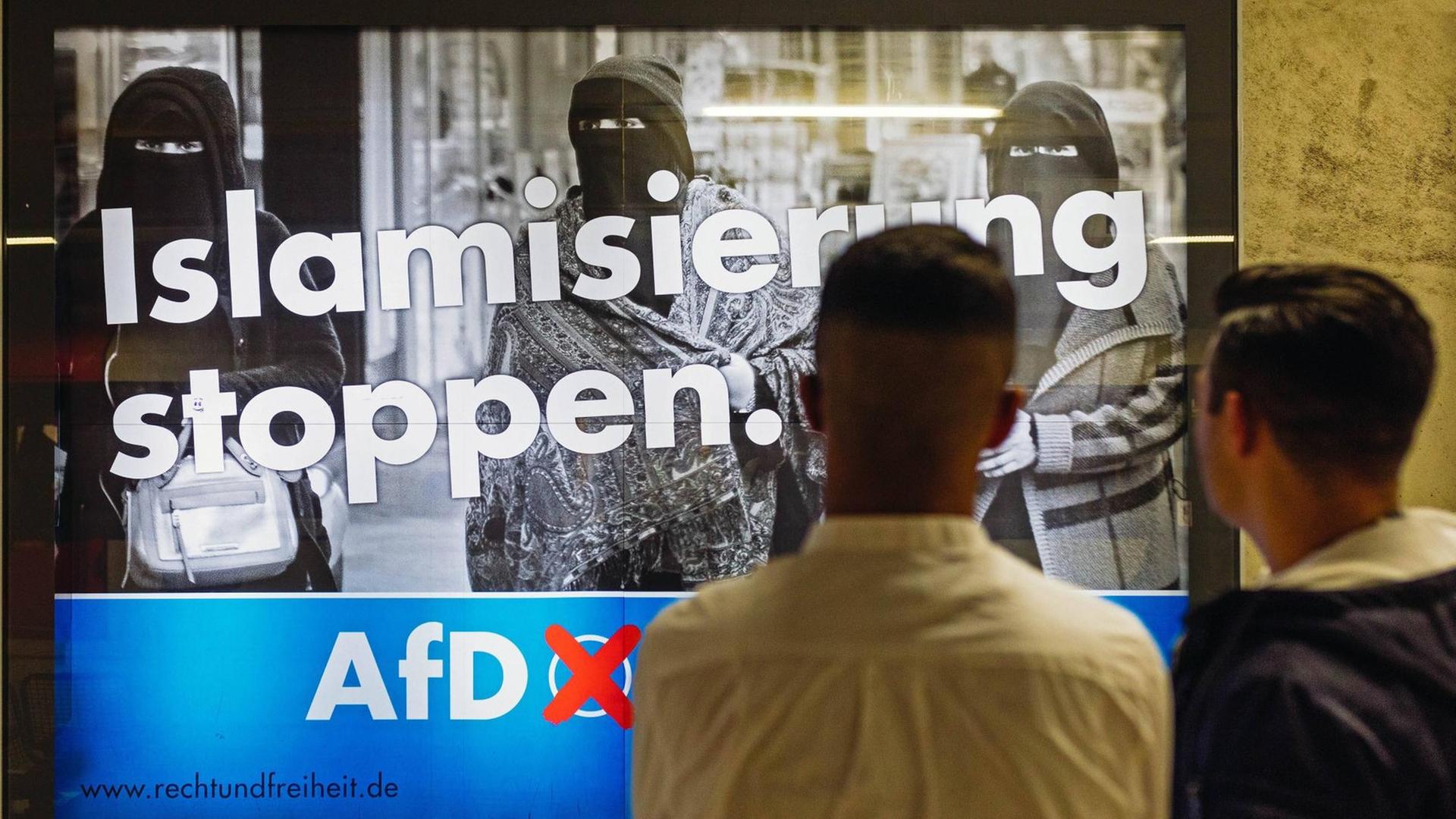 Ein Plakat für die AfD im Bundestagswahlkampf 2017: Vor einem Bild mit Niqab-Trägerinnen steht "Islamisierung stoppen". Ein Plakat für die AfD im Bundestagswahlkampf 2017: Vor einem Bild mit Niqab-Trägerinnen steht "Islamisierung stoppen".