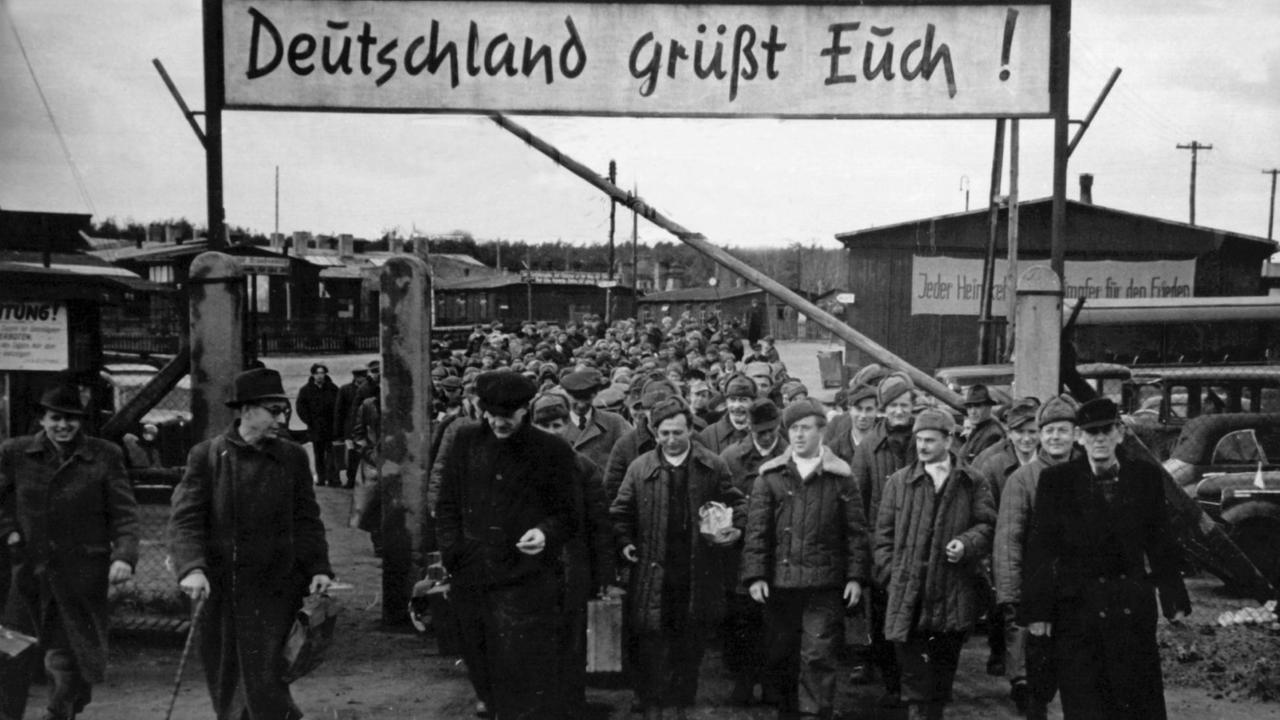 "Deutschland grüßt Euch" steht auf einem Schild über dem geöffneten Schlagbaum des Entlassungslagers Gronenfelde bei Frankfurt an der Oder. Die aus russischer Kriegsgefangenschaft entlassenen Heimkehrer treten von hier aus die Reise in ihre Heimatorte an. Aufgenommen am 12. April 1949. "Deutschland grüßt Euch" steht auf einem Schild über dem geöffneten Schlagbaum des Entlassungslagers Gronenfelde bei Frankfurt an der Oder. Die aus russischer Kriegsgefangenschaft entlassenen Heimkehrer treten von hier aus die Reise in ihre Heimatorte an. Aufgenommen am 12. April 1949.