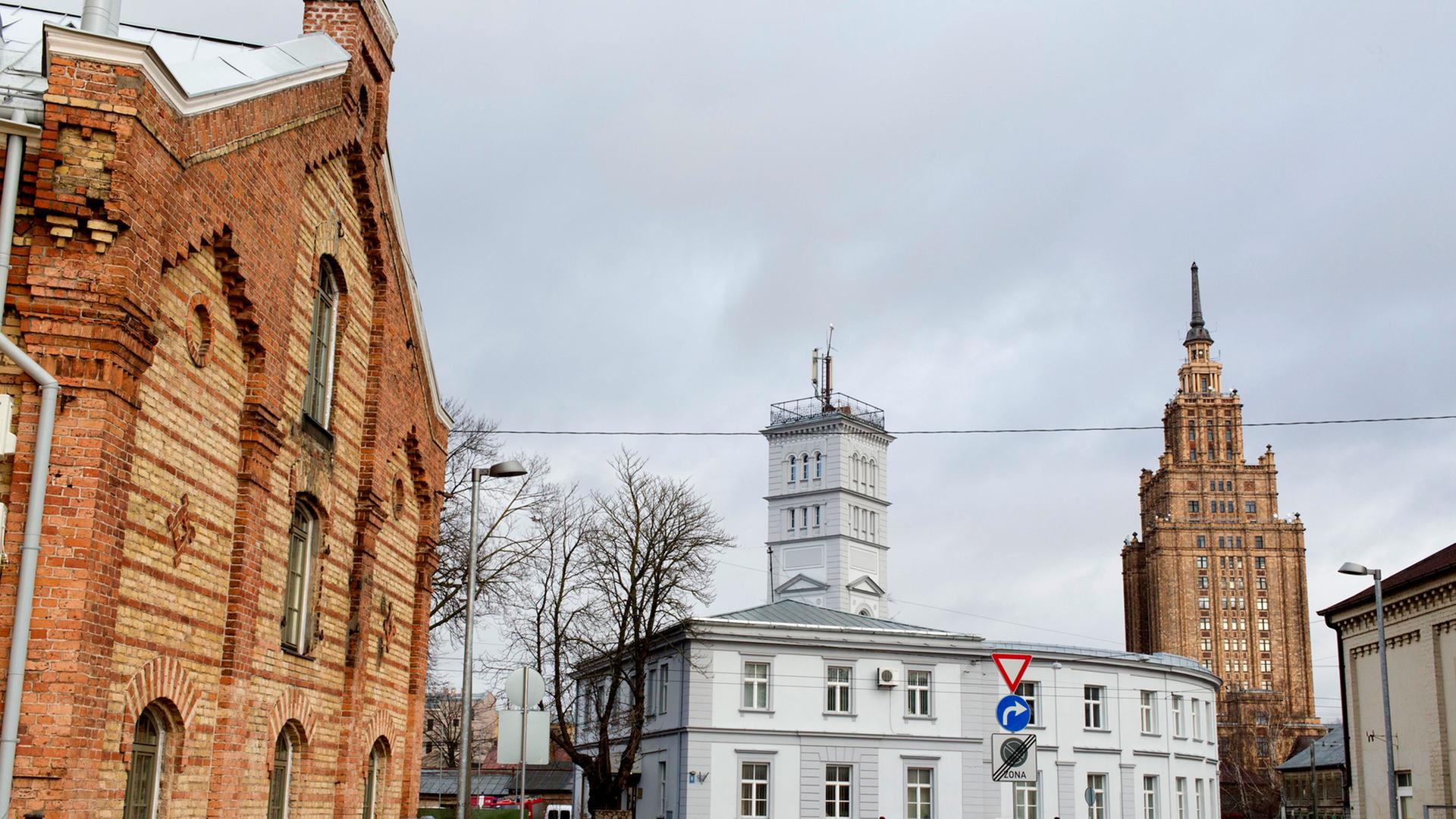 Moskauer Vorstadt mit Stalin-Bau, so genannte Stalins Geburtstagstorte "Akademie der Wissenschaften" in Riga, am 11.1.2014. Moskauer Vorstadt mit Stalin-Bau, so genannte Stalins Geburtstagstorte "Akademie der Wissenschaften" in Riga, am 11.1.2014.