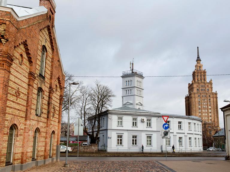 Rigas Stadtteil "Moskauer Vorstadt" mit Stalin-Bau, so genannte Stalins Geburtstagstorte "Akademie der Wissenschaften" in Riga, am 11.1.2014.