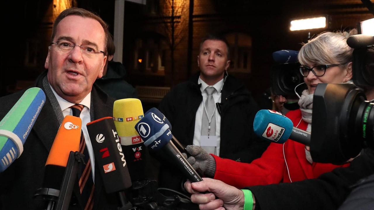 Der niedersächsische Innenminister Boris Pistorius (SPD) bei der Herbstkonferenz in Magdeburg. Der niedersächsische Innenminister Boris Pistorius (SPD) bei der Herbstkonferenz in Magdeburg.