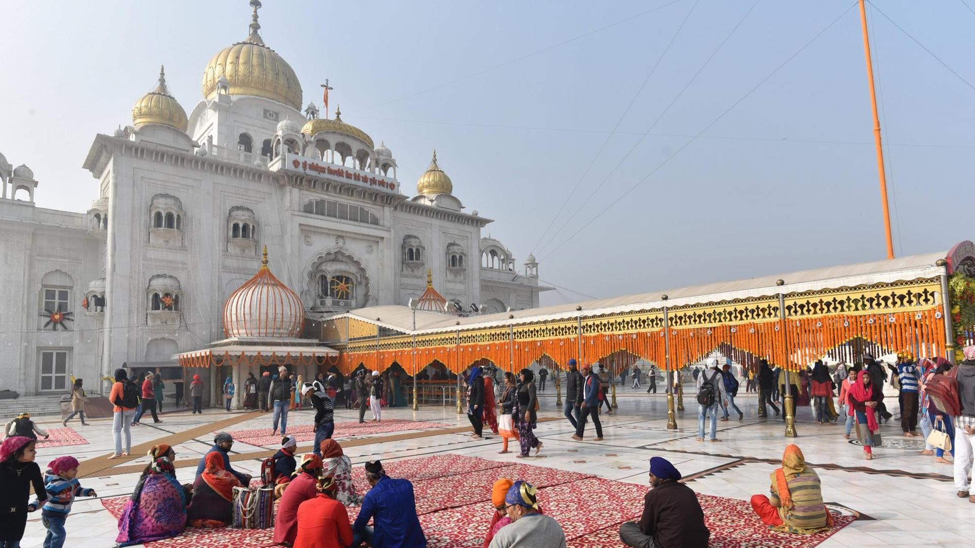 Menschen beten im Gurudwara Bangla Sahib in Neu-Delhi, Indien Menschen beten im Gurudwara Bangla Sahib in Neu-Delhi, Indien