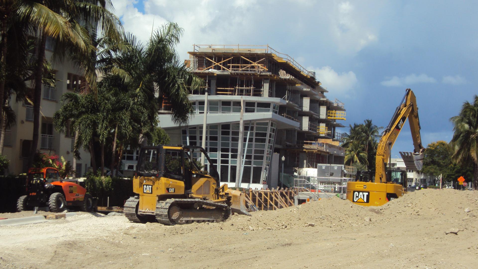 Bauarbeiten in Miami Beach - ganze Teile der Stadt werden höher gelegt, um sie vor Überschwemmungen zu schützen.