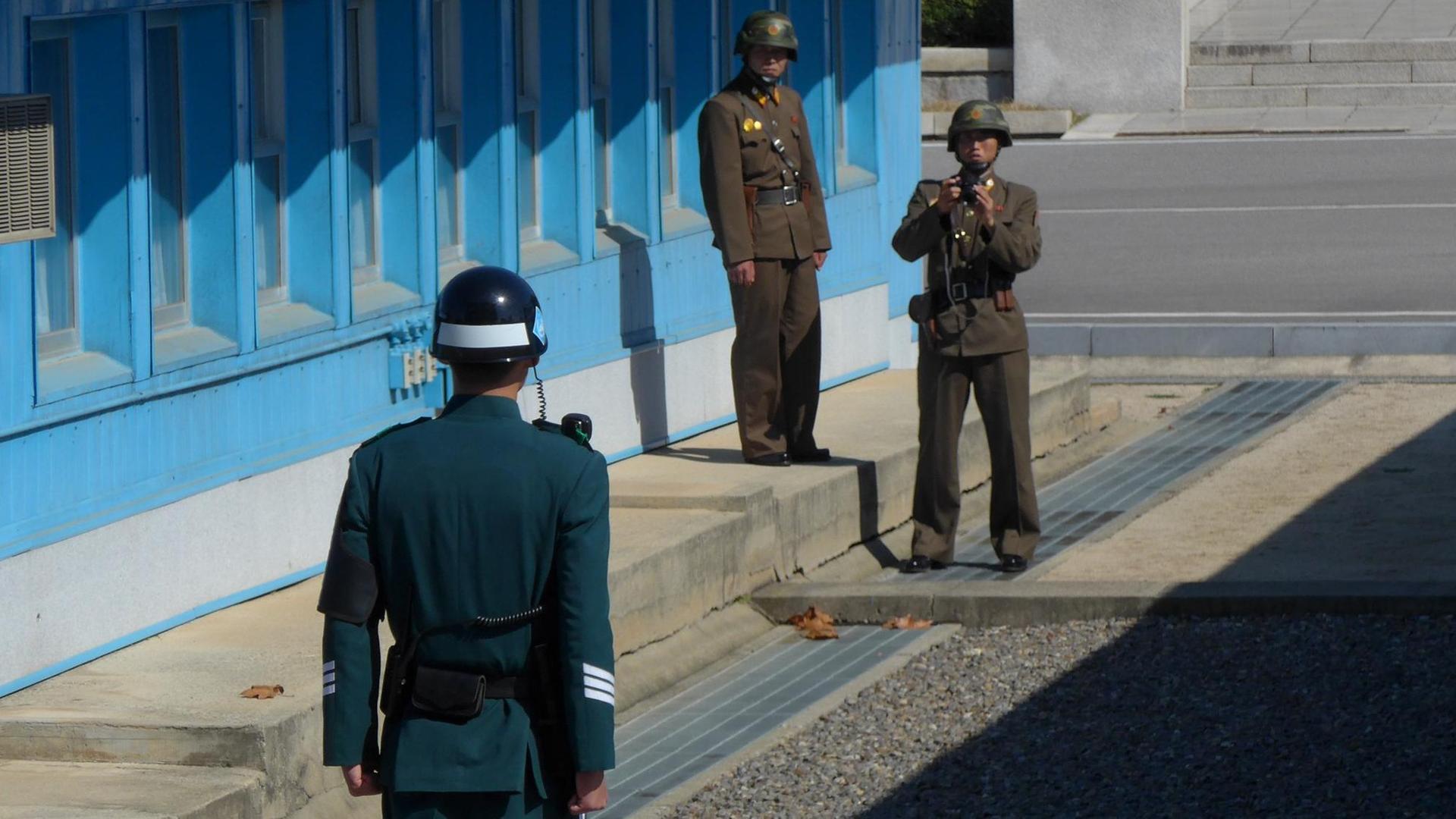Grenze bei Panmunjom zwischen Süd und Nordkorea (Blick nach Nordkorea)