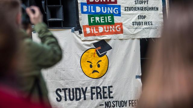 Banner und Plakate hängen am 29.04.2017 bei einer Protestaktion gegen Studiengebühren an einem Demowagen in Stuttgart (Baden-Württemberg).