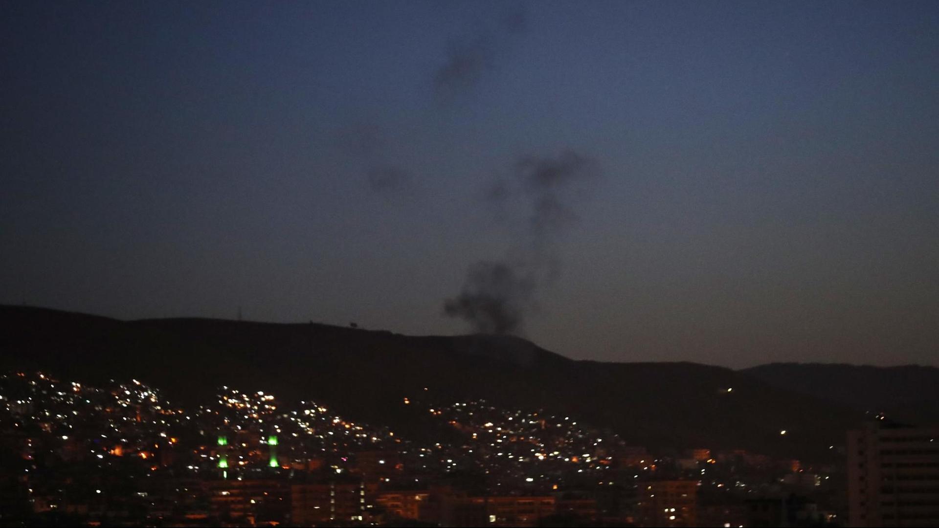 Das Bild zeigt einen Luftangriff in der Nacht in Syrien. Das Bild zeigt einen Luftangriff in der Nacht in Syrien.