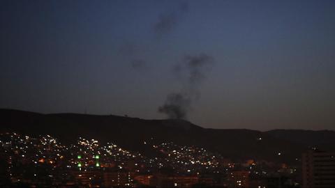 Das Bild zeigt einen Luftangriff in der Nacht in Syrien.