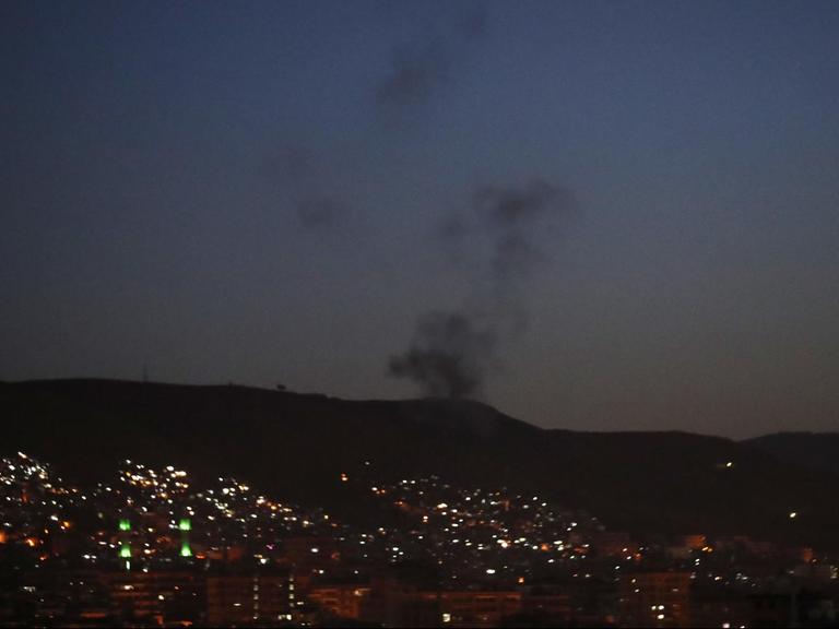 Das Bild zeigt einen Luftangriff in der Nacht in Syrien.