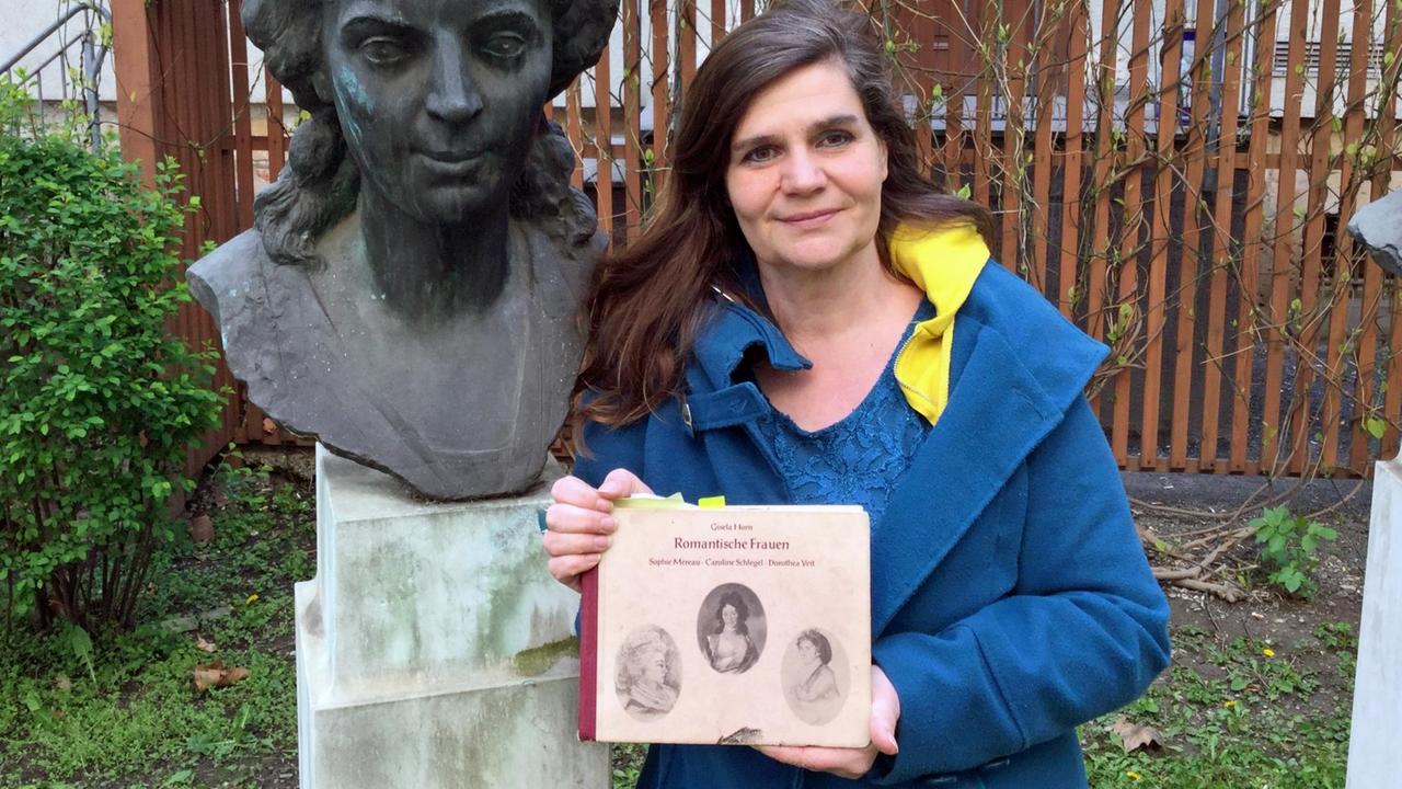 Die Verlegerin Ute Fritsch neben der Büste von Caroline Schlegel in Jena Die Verlegerin Ute Fritsch neben der Büste von Caroline Schlegel in Jena