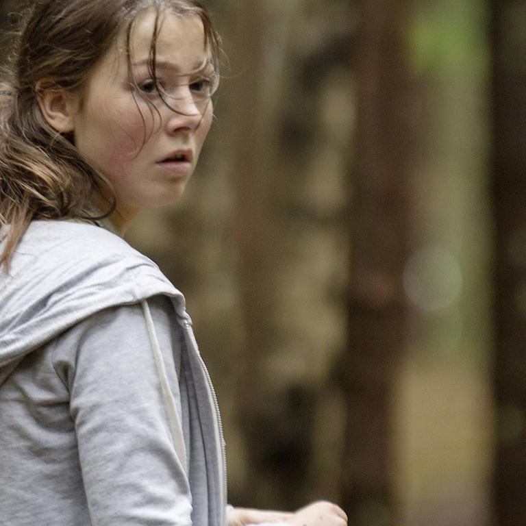 Die Laiendarstellerin Andrea Berntzen rennt in einer Szene des Films "Utøya 22. Juli" durch einen Wald. 
