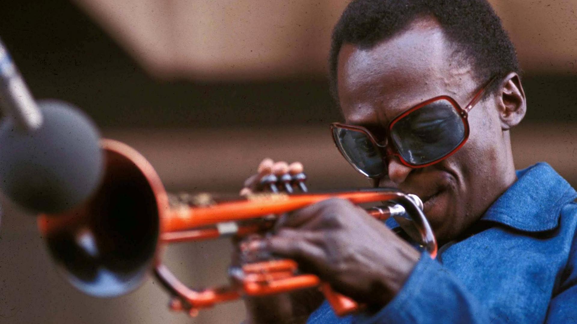 Nahaufnahme von Miles Davis mit Sonnenbrille und seiner Trompete. (undatiert)