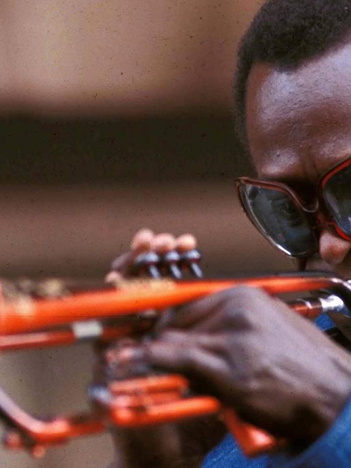Nahaufnahme von Miles Davis mit Sonnenbrille und seiner Trompete. (undatiert)