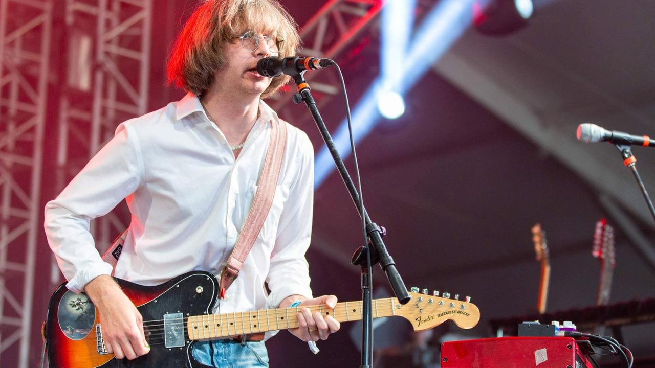 Der Sänger und Gitarrist Austin Brown von der Band Parquet Courts spielt und singt während eines Konzerts. Der Sänger und Gitarrist Austin Brown von der Band Parquet Courts spielt und singt während eines Konzerts.