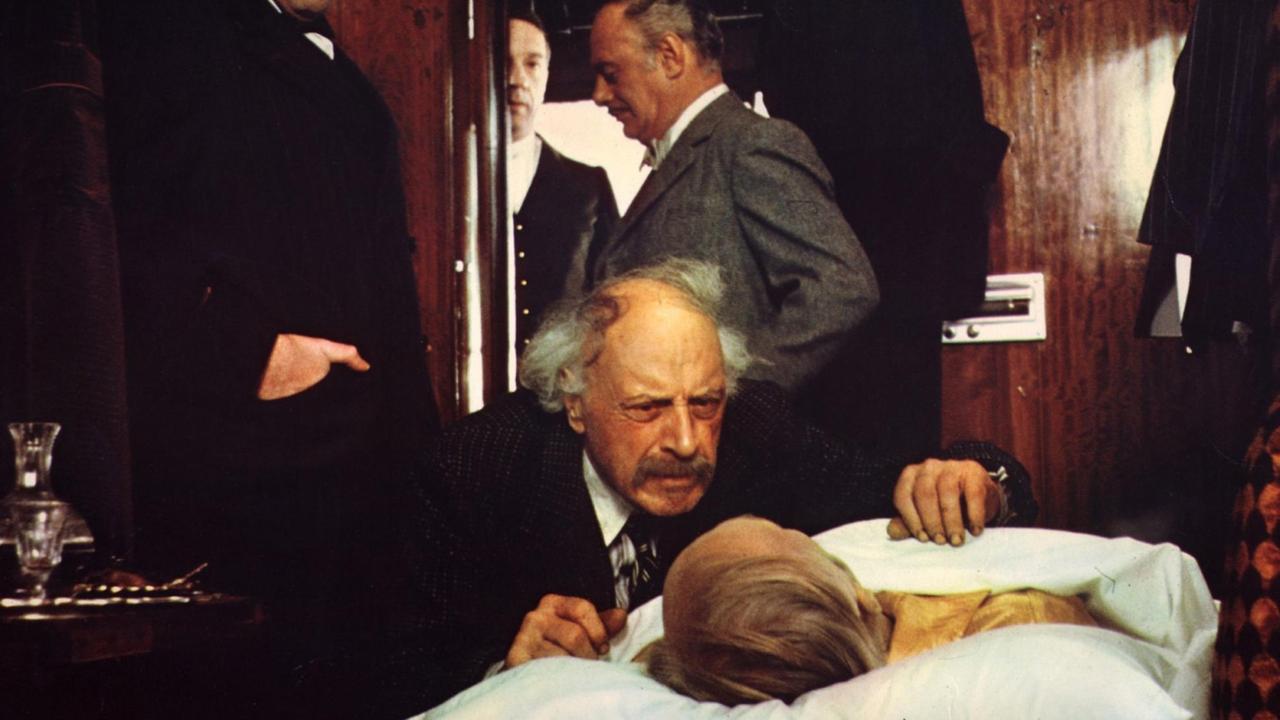 Szene aus dem Film: Mord im Orient-Express, (MURDER ON THE ORIENT EXPRESS) GB 1974, Regie: Sidney Lumet, ALBERT FINNEY, JOHN GIELGUD, JEAN-PIERRE CASSEL, MARTIN BALSAM Szene aus dem Film: Mord im Orient-Express, (MURDER ON THE ORIENT EXPRESS) GB 1974, Regie: Sidney Lumet, ALBERT FINNEY, JOHN GIELGUD, JEAN-PIERRE CASSEL, MARTIN BALSAM