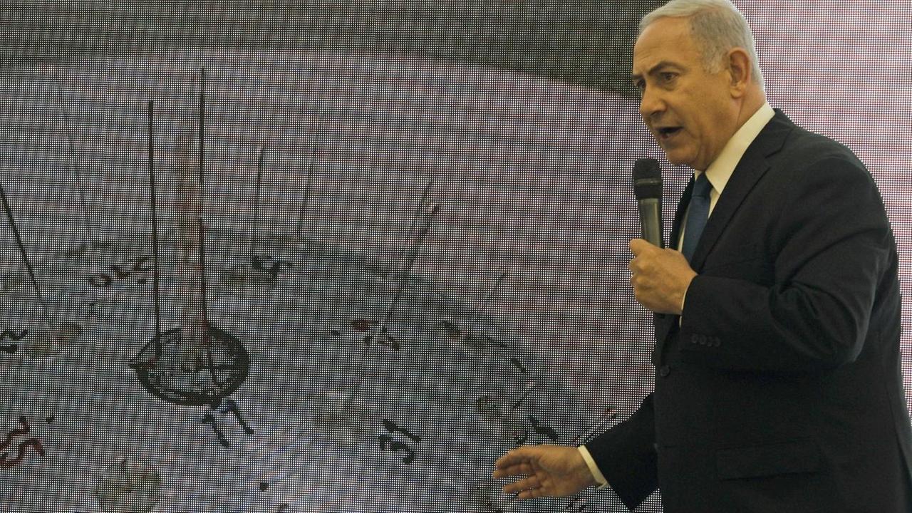 Israels Premierminister Benjamin Netanjahu bei seiner Präsentation zu einem nach seiner Darstellung iranischen Atomwaffenprogramm Israels Premierminister Benjamin Netanjahu bei seiner Präsentation zu einem nach seiner Darstellung iranischen Atomwaffenprogramm