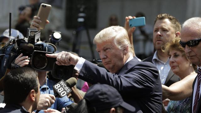 Donald Trump im August 2015 in New York, umgeben von Journalisten