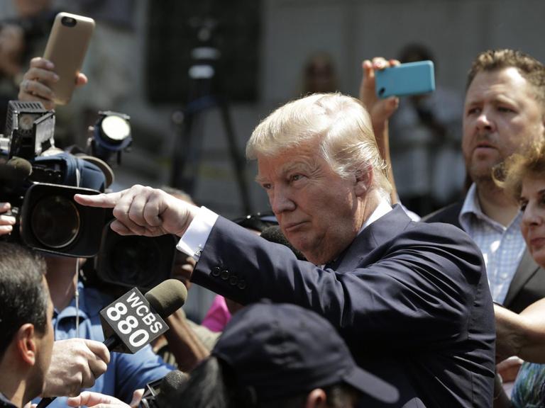 Donald Trump im August 2015 in New York, umgeben von Journalisten