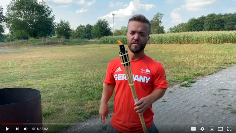 Auf dem Video-Ausschnitt sieht man den Speer-Werfer Mathias Mester mit einer Garten-Fackel.