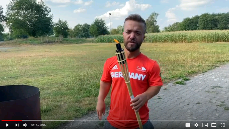 Auf dem Video-Ausschnitt sieht man den Speer-Werfer Mathias Mester mit einer Garten-Fackel. Auf dem Video-Ausschnitt sieht man den Speer-Werfer Mathias Mester mit einer Garten-Fackel.