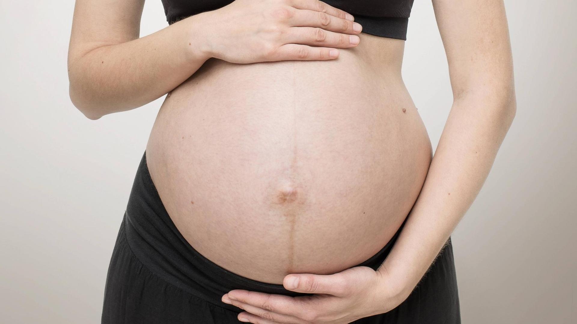 Der Bauch einer schwangeren Frau Der Bauch einer schwangeren Frau