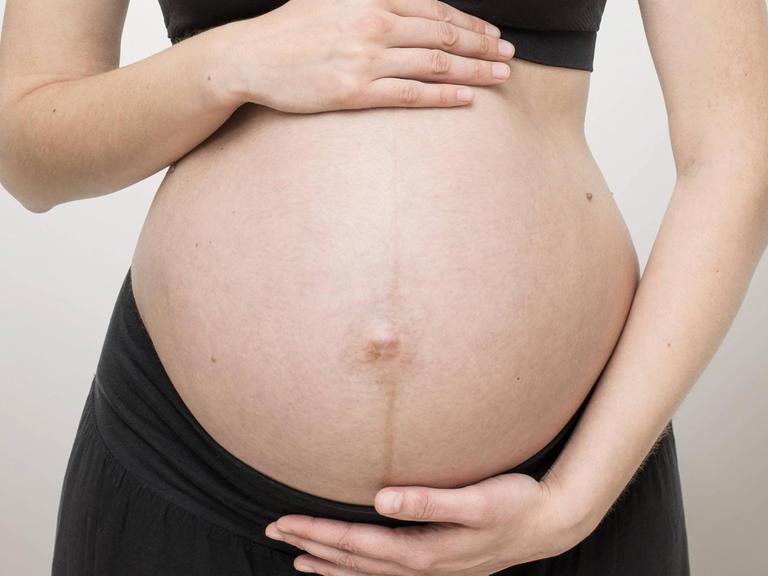 Der Bauch einer schwangeren Frau