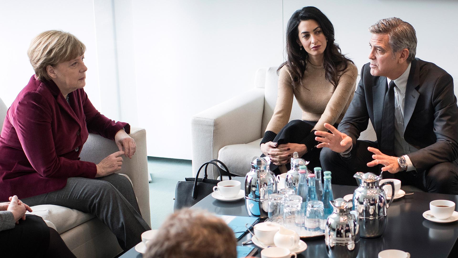 Bundeskanzlerin Angela Merkel empfängt Amal und George Clooney am 12.02.2016 im Bundeskanzleramt in Berlin zu einem Gespräch über Flüchtlingspolitik und Clooneys Engagement für das International Rescue Committee. Bundeskanzlerin Angela Merkel empfängt Amal und George Clooney am 12.02.2016 im Bundeskanzleramt in Berlin zu einem Gespräch über Flüchtlingspolitik und Clooneys Engagement für das International Rescue Committee.