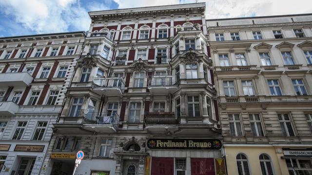 Ein Pkw steht am 26.05.2015 in Berlin vor dem Haus Nr. 87 (Mitte) in der Grunewaldstraße. Berliner Immobilieneigentümer sollen gezielt Häuser verwahrlosen lassen, um alte Bewohner zu vertreiben.