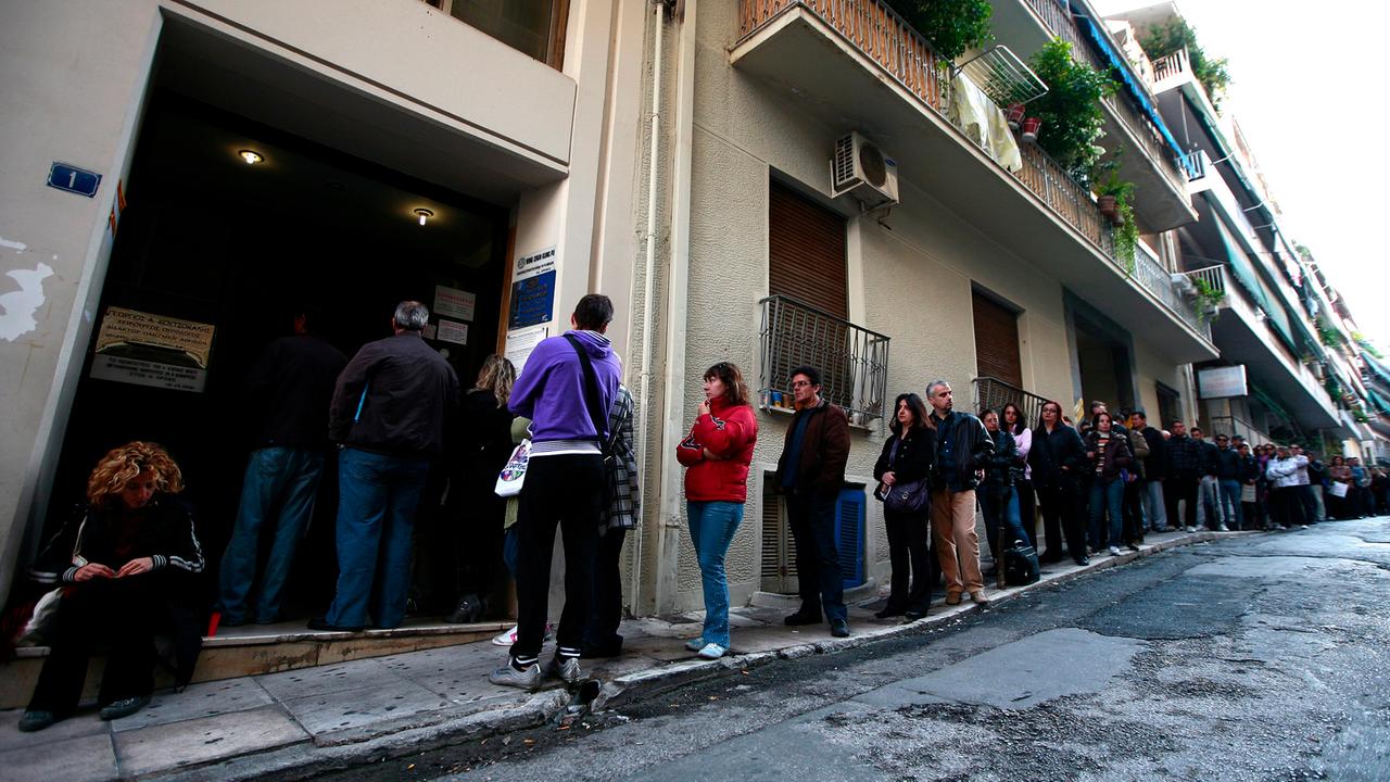 Arbeitslose warten auf die Auszahlung ihrer Arbeitslosenunterstützung in Athen. Arbeitslose warten auf die Auszahlung ihrer Arbeitslosenunterstützung in Athen.