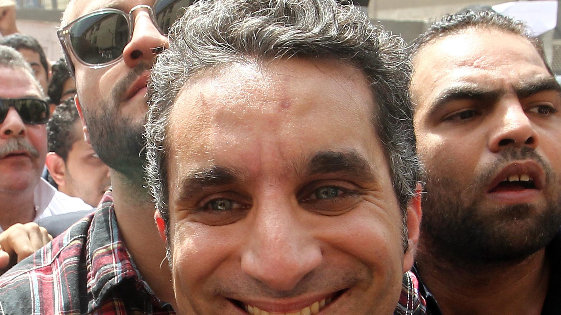 Der ägyptische Satiriker Bassem Youssef steht in einer Menschenmenge Der ägyptische Satiriker Bassem Youssef steht in einer Menschenmenge