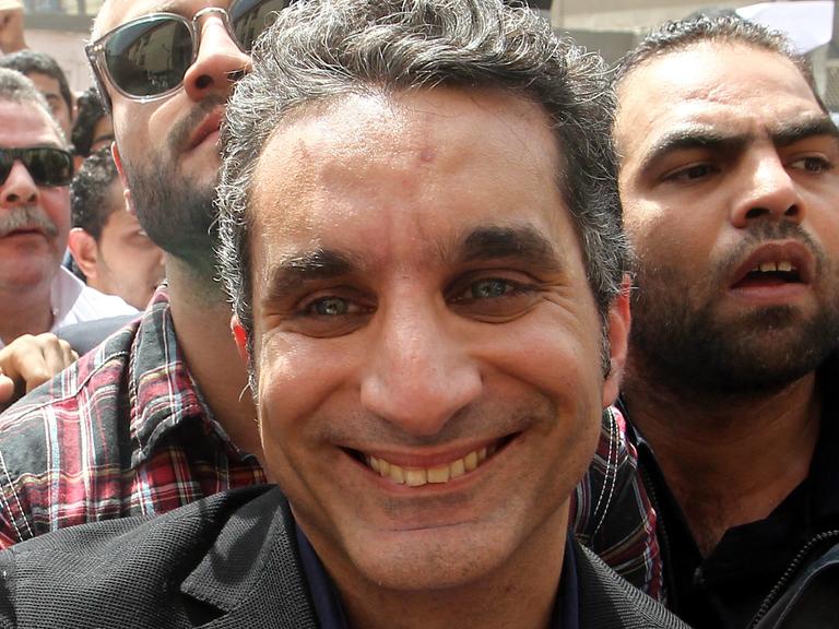 Der ägyptische Satiriker Bassem Youssef steht in einer Menschenmenge