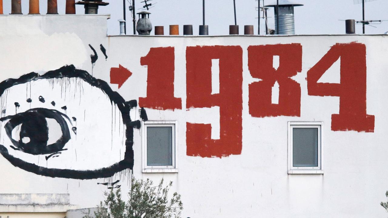 Ein Gebäude am Pariser Place de la Nation mit der Inschrift "1984". Es beziehet sich auf George Orwells Roman "1984" über einen totalitären Überwachungsstaat. Das Buch ist 1949 erschienen. Ein Gebäude am Pariser Place de la Nation mit der Inschrift "1984". Es beziehet sich auf George Orwells Roman "1984" über einen totalitären Überwachungsstaat. Das Buch ist 1949 erschienen.