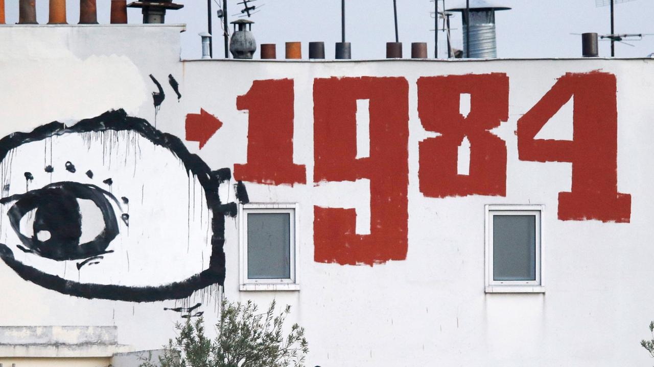 Ein Gebäude am Pariser Place de la Nation mit der Inschrift "1984". Es beziehet sich auf George Orwells Roman "1984" über einen totalitären Überwachungsstaat. Das Buch ist 1949 erschienen. Ein Gebäude am Pariser Place de la Nation mit der Inschrift "1984". Es beziehet sich auf George Orwells Roman "1984" über einen totalitären Überwachungsstaat. Das Buch ist 1949 erschienen.