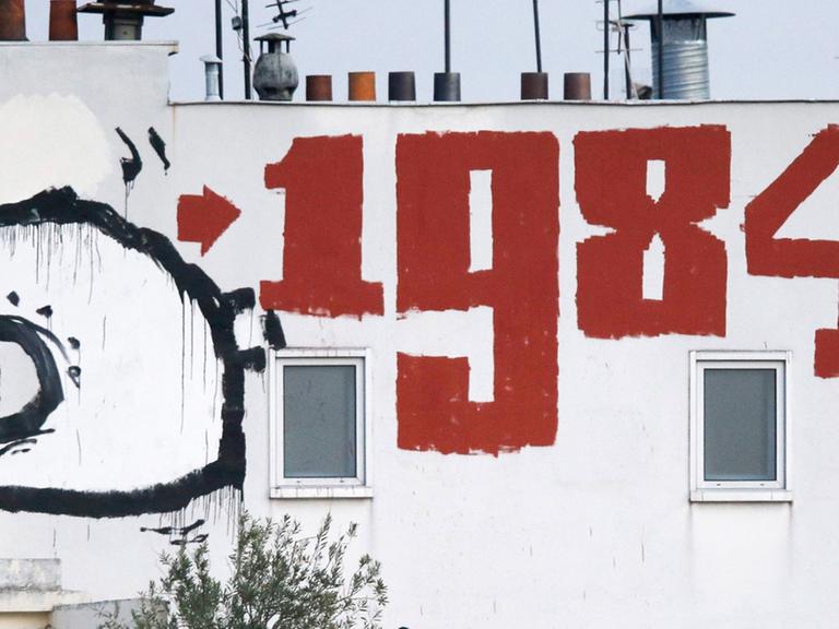 Ein Gebäude am Pariser Place de la Nation mit der Inschrift "1984". Es beziehet sich auf George Orwells Roman "1984" über einen totalitären Überwachungsstaat. Das Buch ist 1949 erschienen.