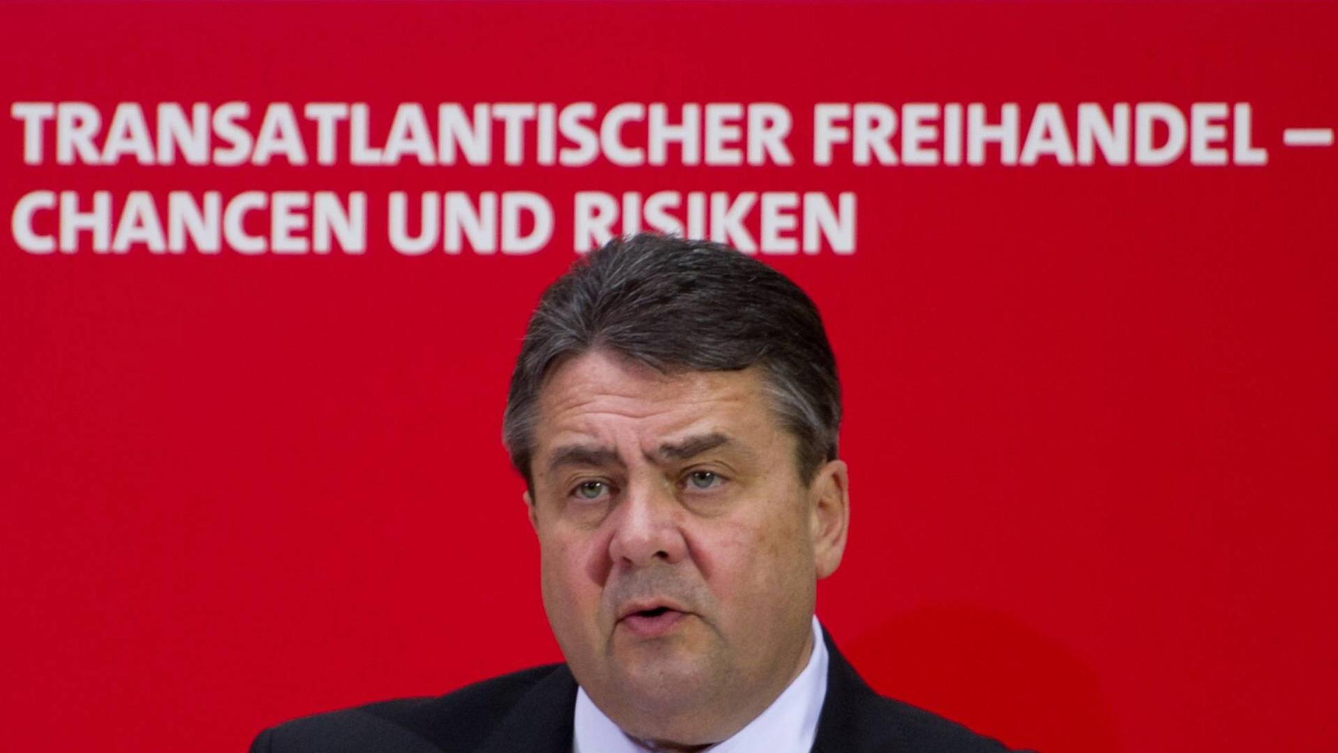 Bundeswirtschaftsminister Sigmar Gabriel bei der SPD-Freihandelskonferenz. Bundeswirtschaftsminister Sigmar Gabriel bei der SPD-Freihandelskonferenz.