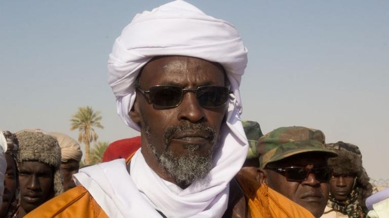 Portrait von Mamane Tinnami, Chef der Rebellenbewegung MJRN im Niger, mit Turban und Sonnenbrille