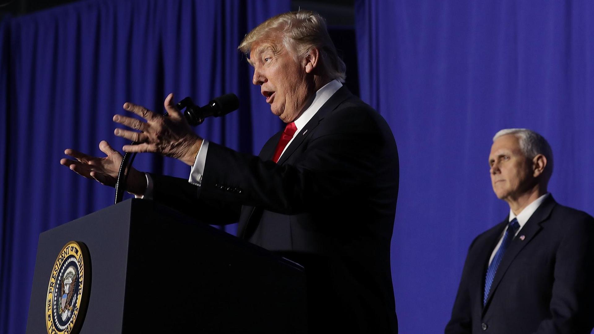 US-Präsident Donald Trump hält beim Besuch des Ministeriums für Heimatschutz eine Ansprache. US-Präsident Donald Trump hält beim Besuch des Ministeriums für Heimatschutz eine Ansprache.