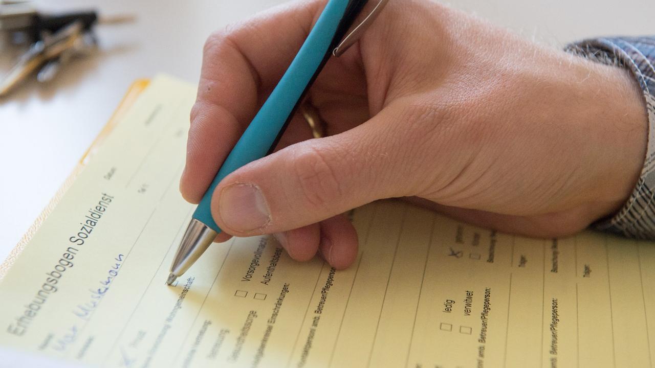 Formulare, Formulare - verbunden mit viel Bürokratie. Formulare, Formulare - verbunden mit viel Bürokratie.