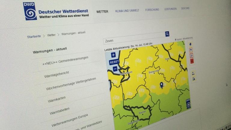 Auf einem Computerbildschirm ist die Unwetterwarnungsseite auf der Webseite des Deutschen Wetterdienstes zu sehen.