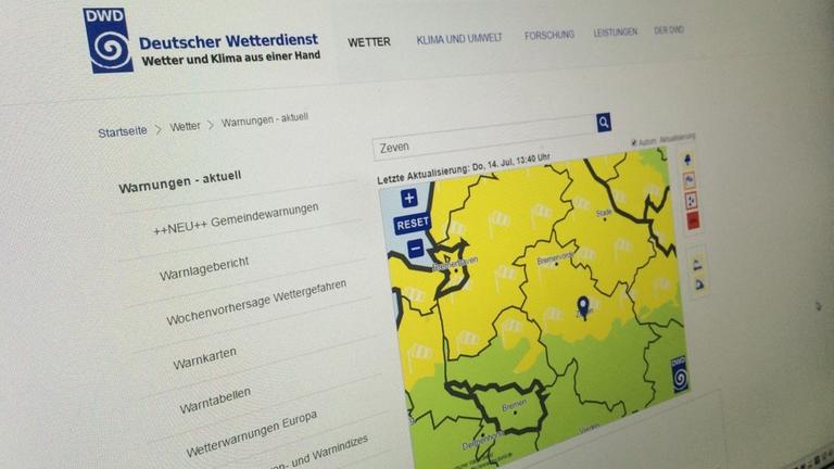 Auf einem Computerbildschirm ist die Unwetterwarnungsseite auf der Webseite des Deutschen Wetterdienstes zu sehen. Auf einem Computerbildschirm ist die Unwetterwarnungsseite auf der Webseite des Deutschen Wetterdienstes zu sehen.