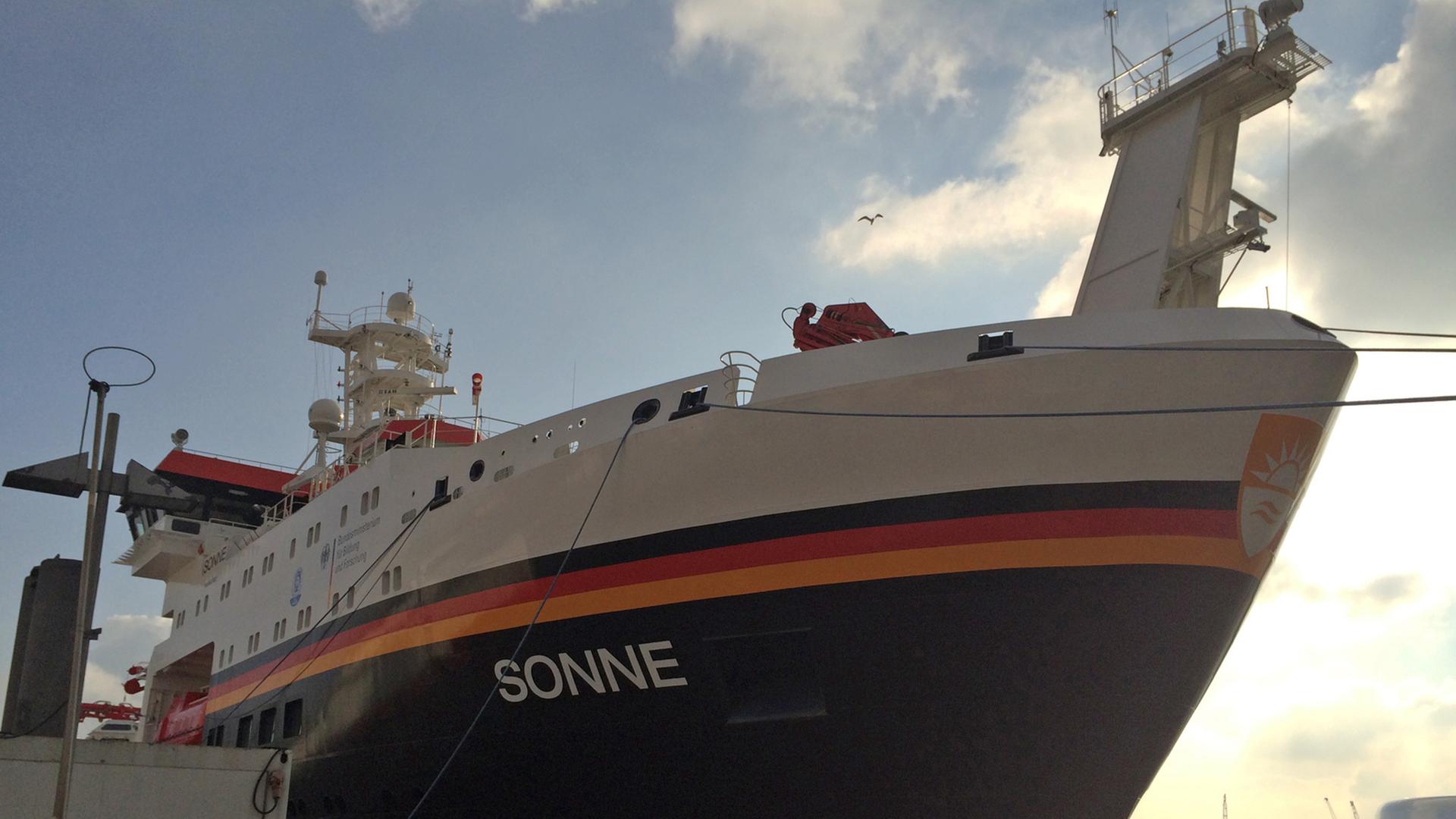 Das neue Forschungsschiff "Sonne" am Kai in Hamburg.