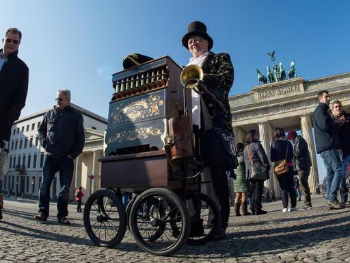 Drehorgel-Mann Miros spielt am 27.02.2015 in Berlin vor dem Brandenburger Tor.