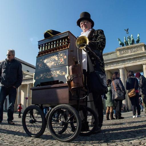 Drehorgel-Mann Miros spielt am 27.02.2015 in Berlin vor dem Brandenburger Tor.