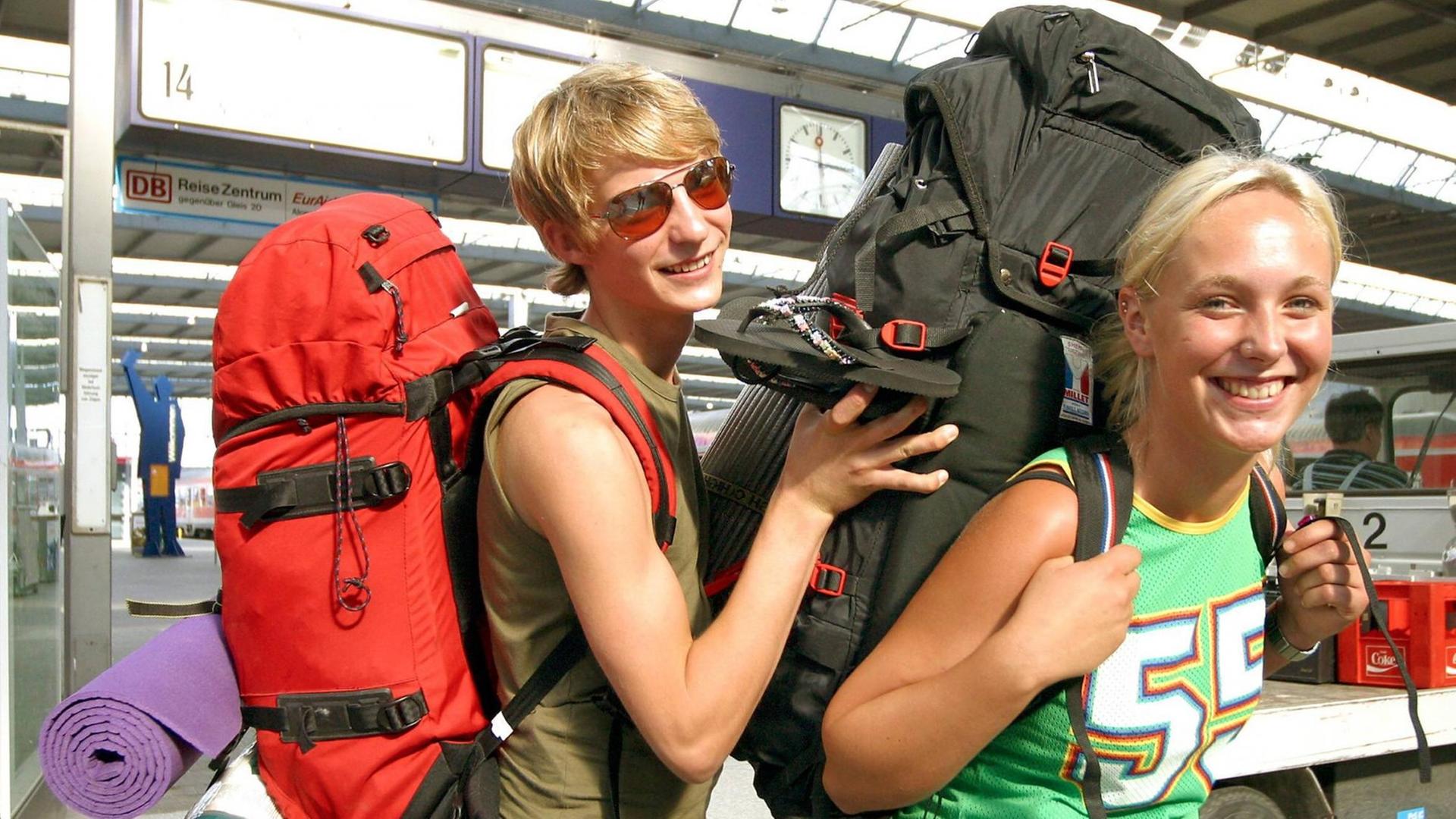 Zwei junge Leute auf Interrail-Tour, hier im Hauptbahnhof München Zwei junge Leute auf Interrail-Tour, hier im Hauptbahnhof München