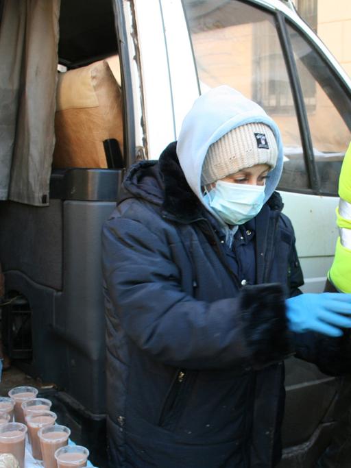 Bedürftige Moskowiter bekommen bei großer Kälte im Februar heiße Getränke und Essen von der russischen Organisation "Gerechte Hilfe".
