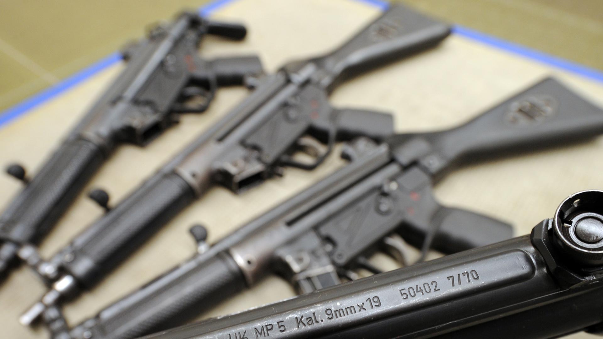 Maschinenpistolen des Typs MP5 des deutschen Waffenherstellers Heckler & Koch sind am Montag (15.03.2010) im Schießstand der Polizei in Freiburg zu sehen. Maschinenpistolen des Typs MP5 des deutschen Waffenherstellers Heckler & Koch sind am Montag (15.03.2010) im Schießstand der Polizei in Freiburg zu sehen.