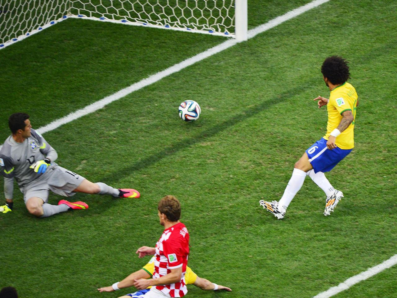Der erste Treffer bei der Fußball-Weltmeisterschaft in Brasilien: Ein Eigentor des brasilanischen Verteidigers Marcelo im Spiel gegen Kroatien (3:1).