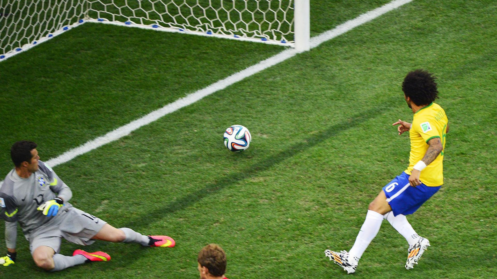 Der erste Treffer bei der Fußball-Weltmeisterschaft in Brasilien: Ein Eigentor des brasilanischen Verteidigers Marcelo im Spiel gegen Kroatien (3:1). Der erste Treffer bei der Fußball-Weltmeisterschaft in Brasilien: Ein Eigentor des brasilanischen Verteidigers Marcelo im Spiel gegen Kroatien (3:1).