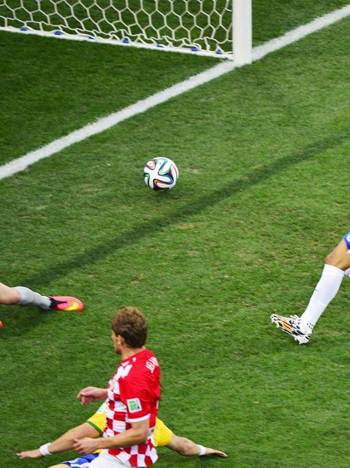 Der erste Treffer bei der Fußball-Weltmeisterschaft in Brasilien: Ein Eigentor des brasilanischen Verteidigers Marcelo im Spiel gegen Kroatien (3:1).