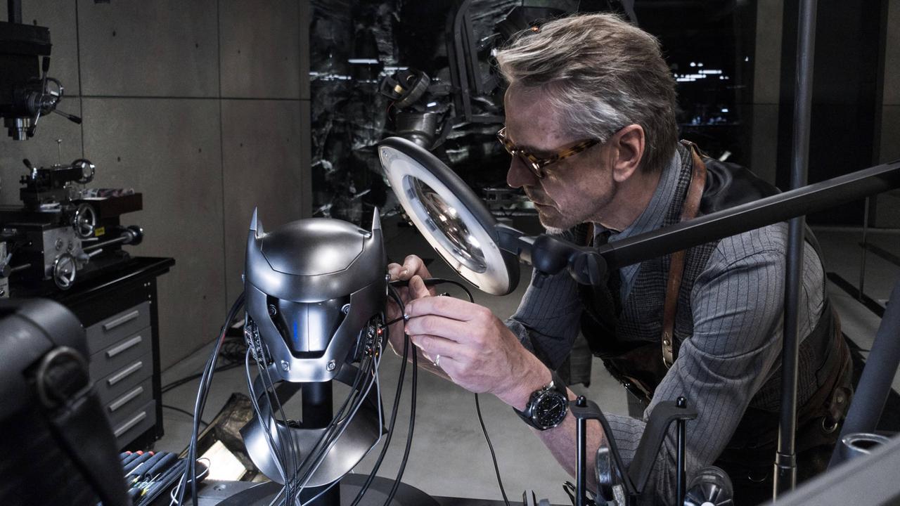 Jeremy Irons als Alfred in Warner Bros. "Batman" Jeremy Irons als Alfred in Warner Bros. "Batman"