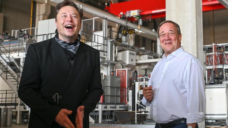 Tesla-Chef Elon Musk (links) beim Tesla-Ortstermin mit CDU-Kanzlerkandidat Armin Laschet.